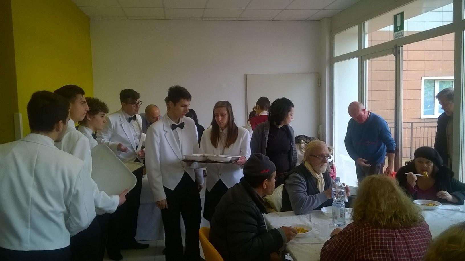 Gli studenti del Matteotti al pranzo di Natale per la Caritas