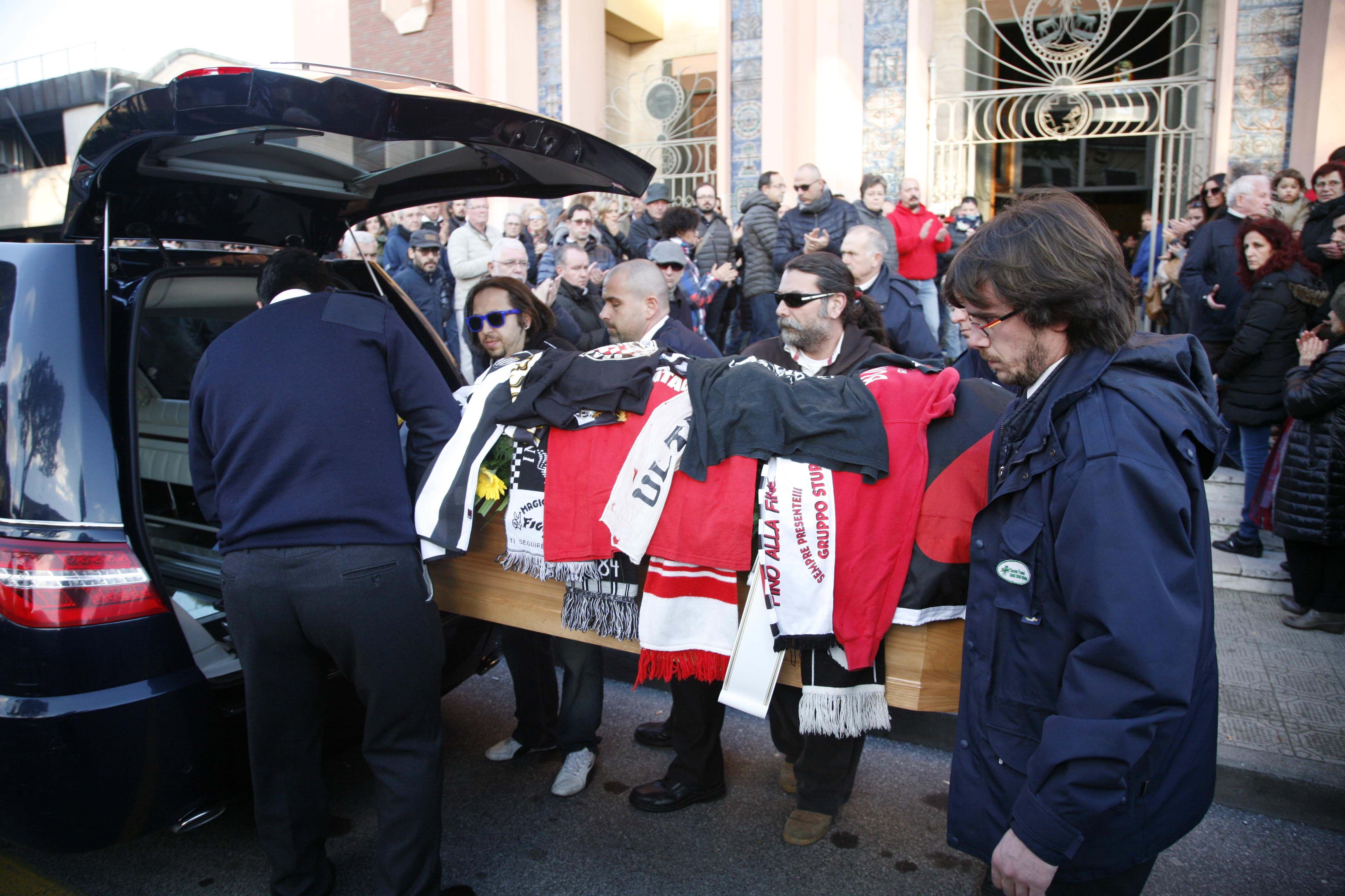 Un'immagine dei funerali di Emanuele Santarcangelo nella chiesa di Sant'Antonio