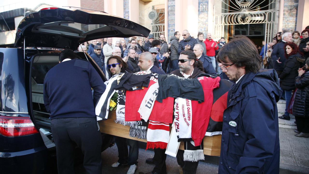 Un'immagine dei funerali di Emanuele Santarcangelo nella chiesa di Sant'Antonio