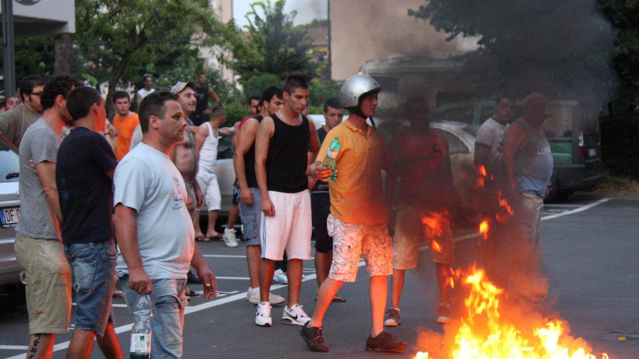 29 giugno 2011: la folla inferocita alle case popolari di Iolo