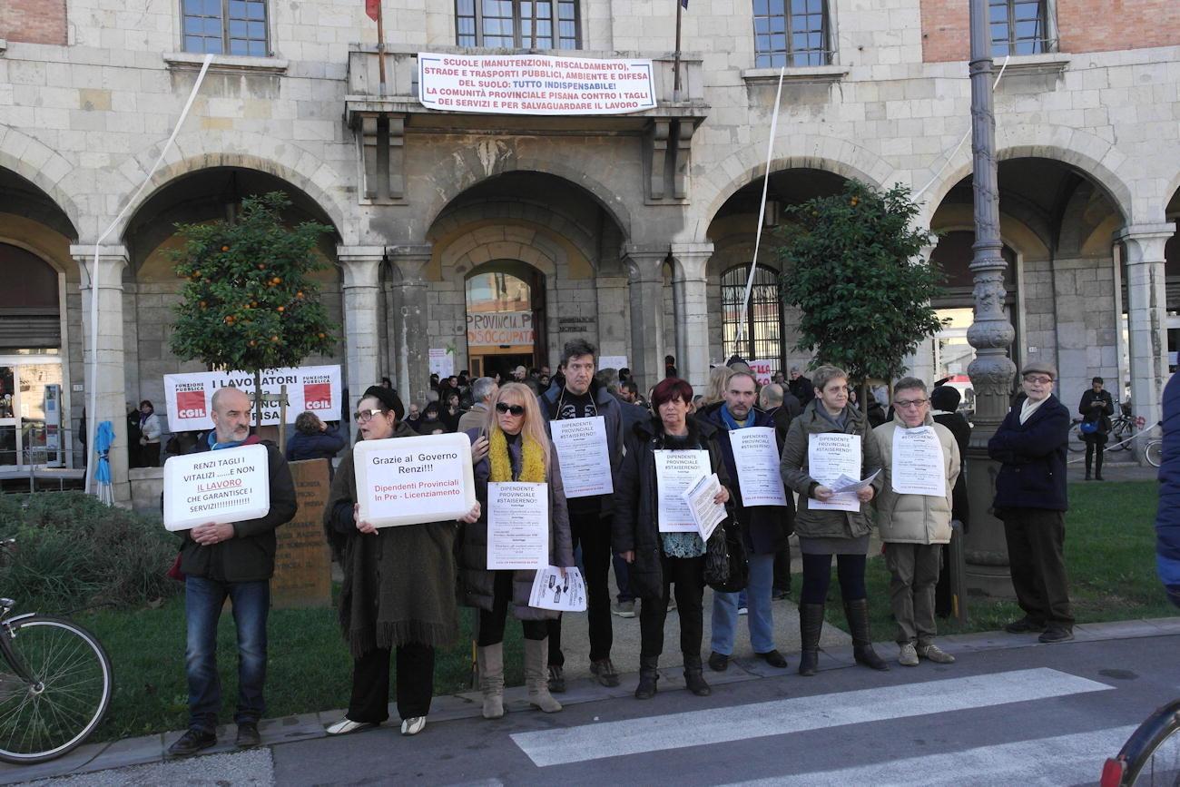 Una protesta dei dipendenti della Provincia di Pisa