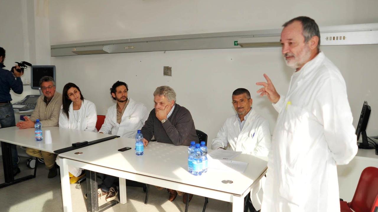 Il direttore dell'ospedale Bruno Graziano parla durante la conferenza stampa (foto di Giò Di Stefano)