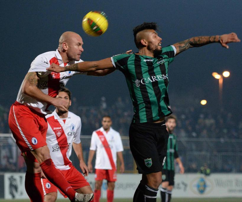 Un intervento aereo del nerazzurro Lisuzzo