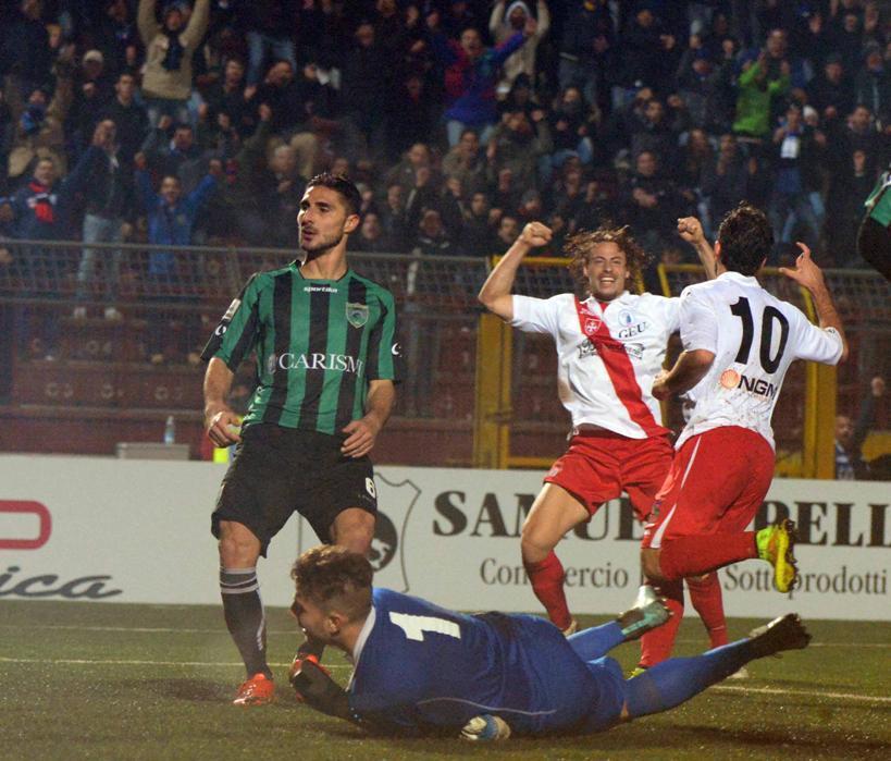 Misuraca e Mandorlini esultano dopo il terzo gol nerazzurro al Tuttocuoio