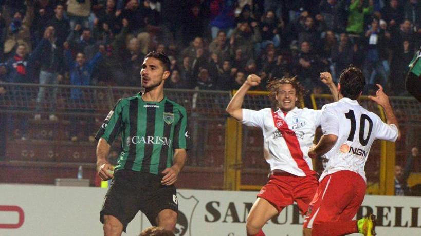 Misuraca e Mandorlini esultano dopo il terzo gol nerazzurro al Tuttocuoio