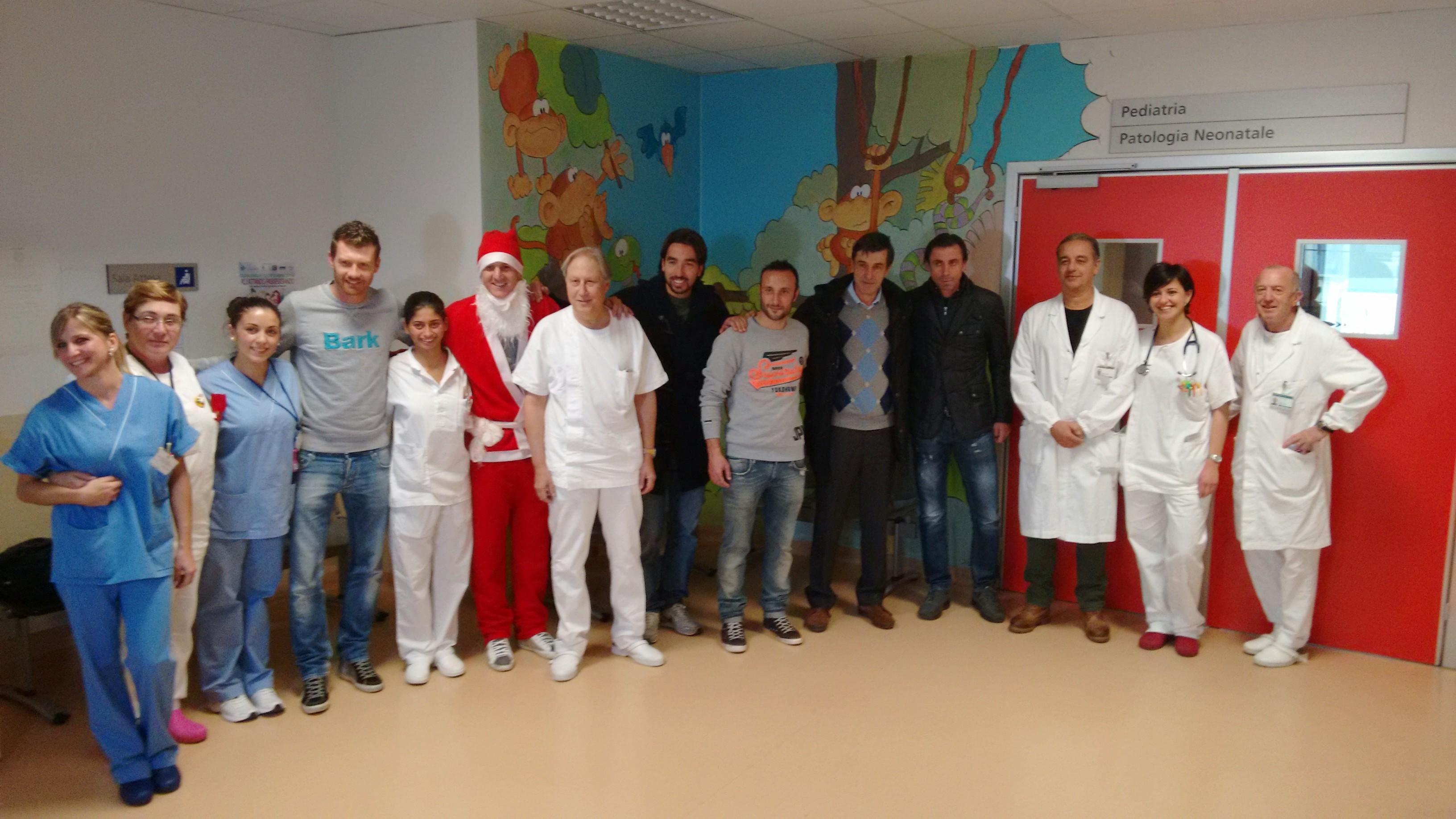 Emerson fa Babbo Natale a Pediatria