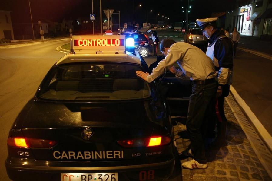 Automobilista si sottopone all'alcotest