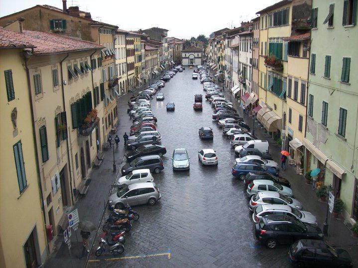 Nuove attività commerciali di imprenditori giovani in piazza Mazzini (foto Nucci)