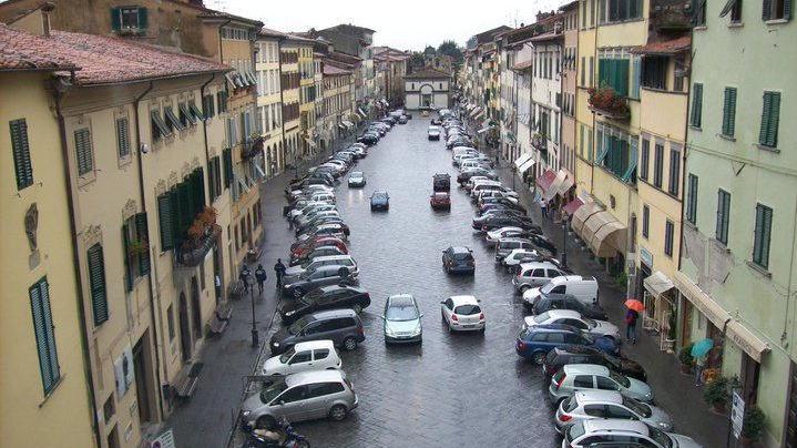Nuove attività commerciali di imprenditori giovani in piazza Mazzini (foto Nucci)