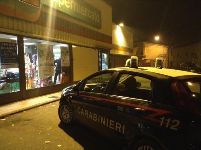 I carabinieri davanti al supermercato rapinato
