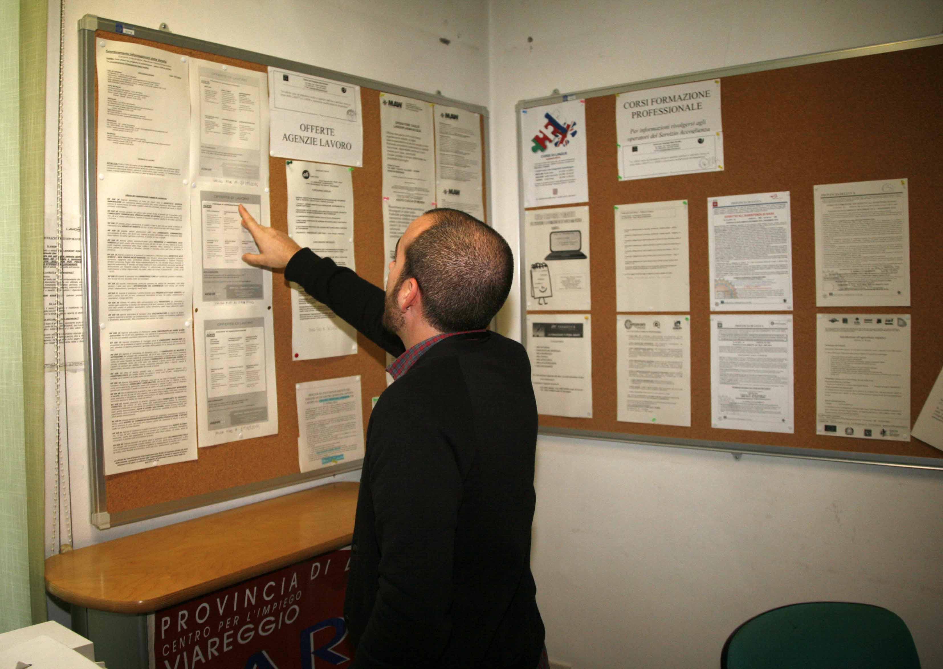 Un signore controlla le liste del Centro impiego