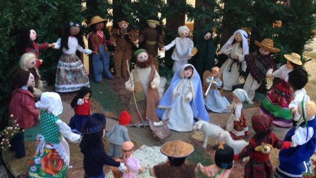 Il presepe per la pace, con le statuine che si tengono per mano