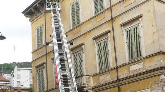 Bimbo di 4 anni si “barrica” in casa, salvato dai vigili del fuoco