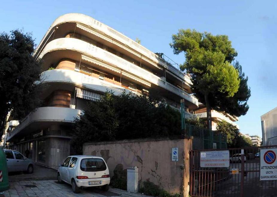 Trovata senza vita a casa «È una strana morte» 