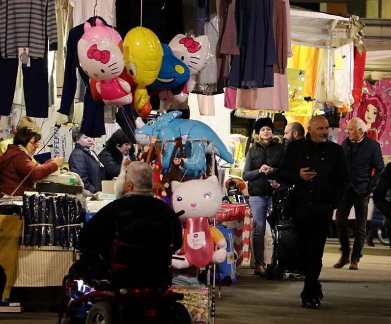 Mercatini e sosta gratis, tutto esaurito in centro 