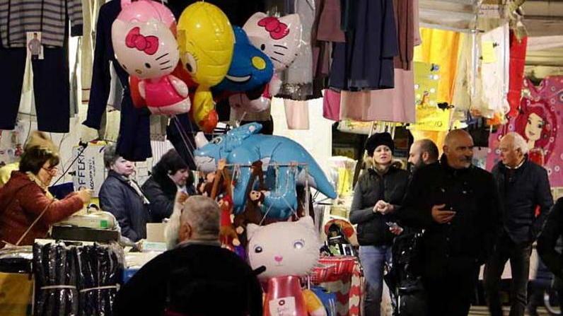 Mercatini e sosta gratis, tutto esaurito in centro