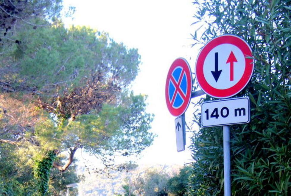 Auto lasciate a bordo strada col senso unico alternato 