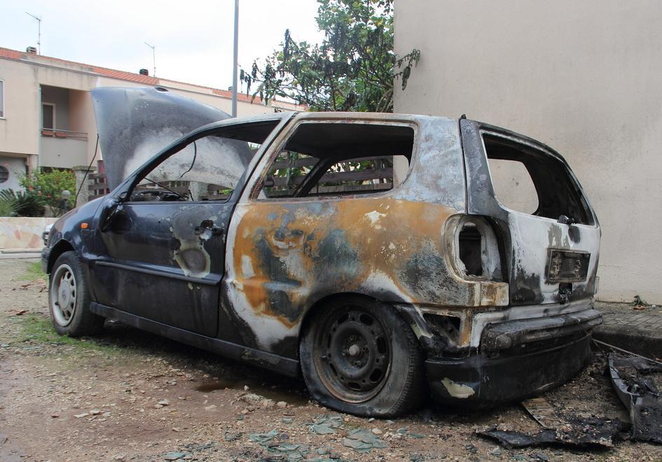Una Polo distrutta da un incendio