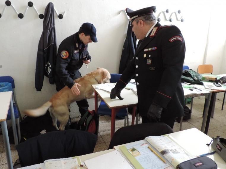 Controlli davanti alle scuole: uno studente finisce nei guai