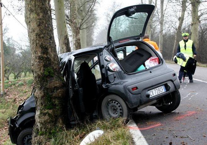 Con l’auto contro un albero Ferita una quarantenne