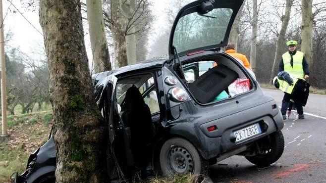 Con l’auto contro un albero Ferita una quarantenne