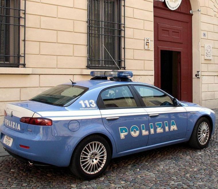 Ruba il regalo di Natale e lo nasconde sotto il giaccone 