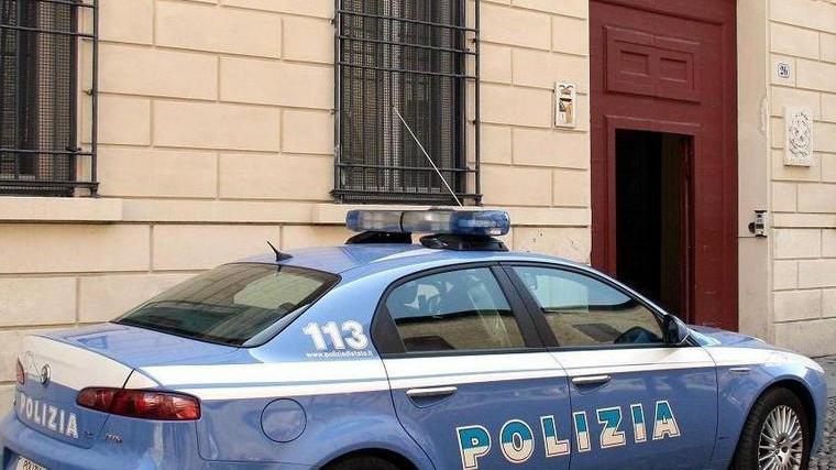 Ruba il regalo di Natale e lo nasconde sotto il giaccone