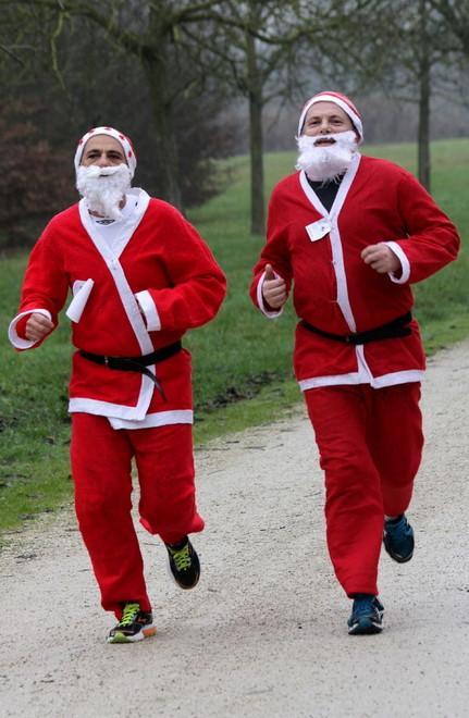 Babbi Natale vanno di corsa 