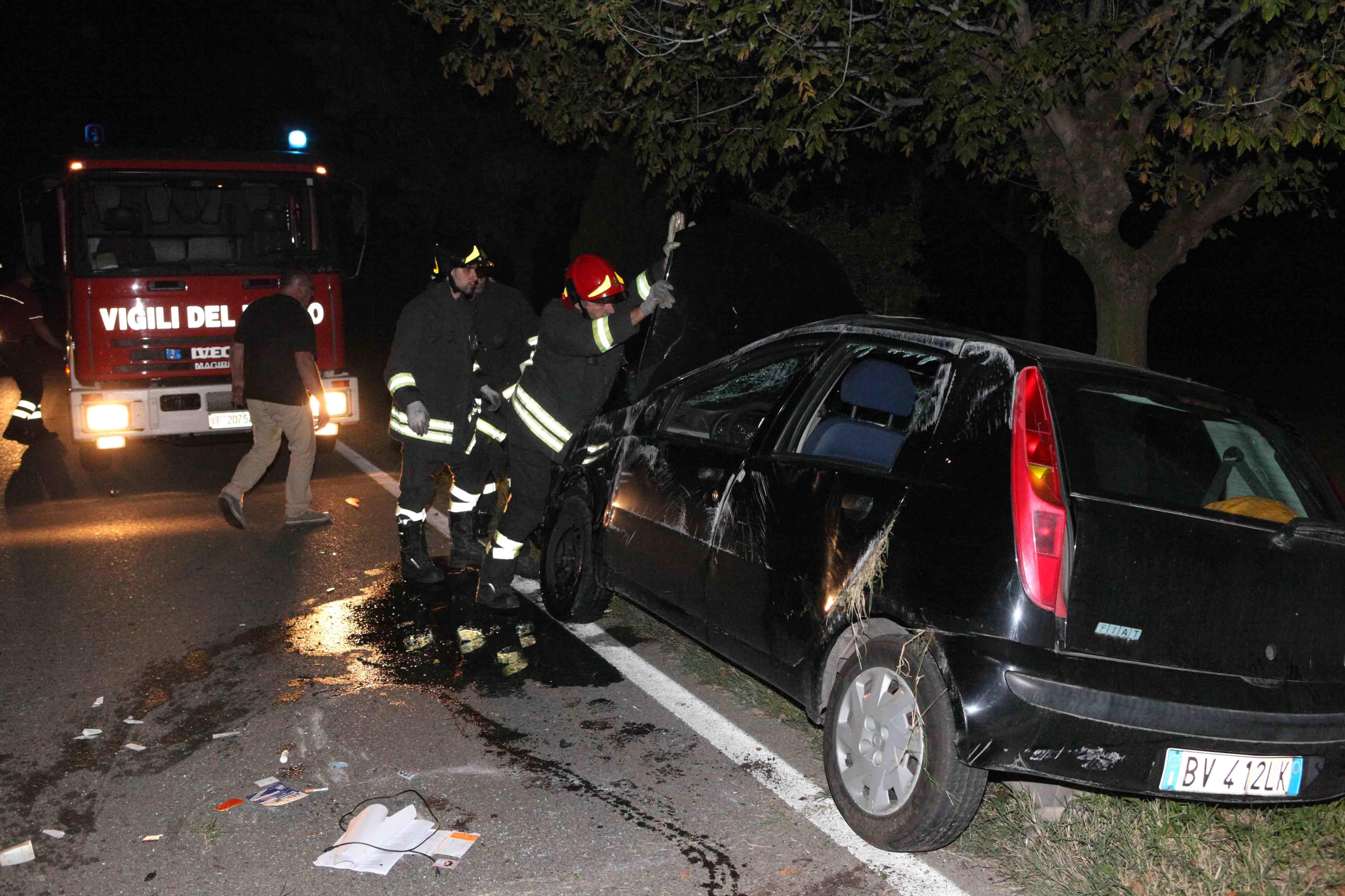 Due auto si schiantano e una prende fuoco