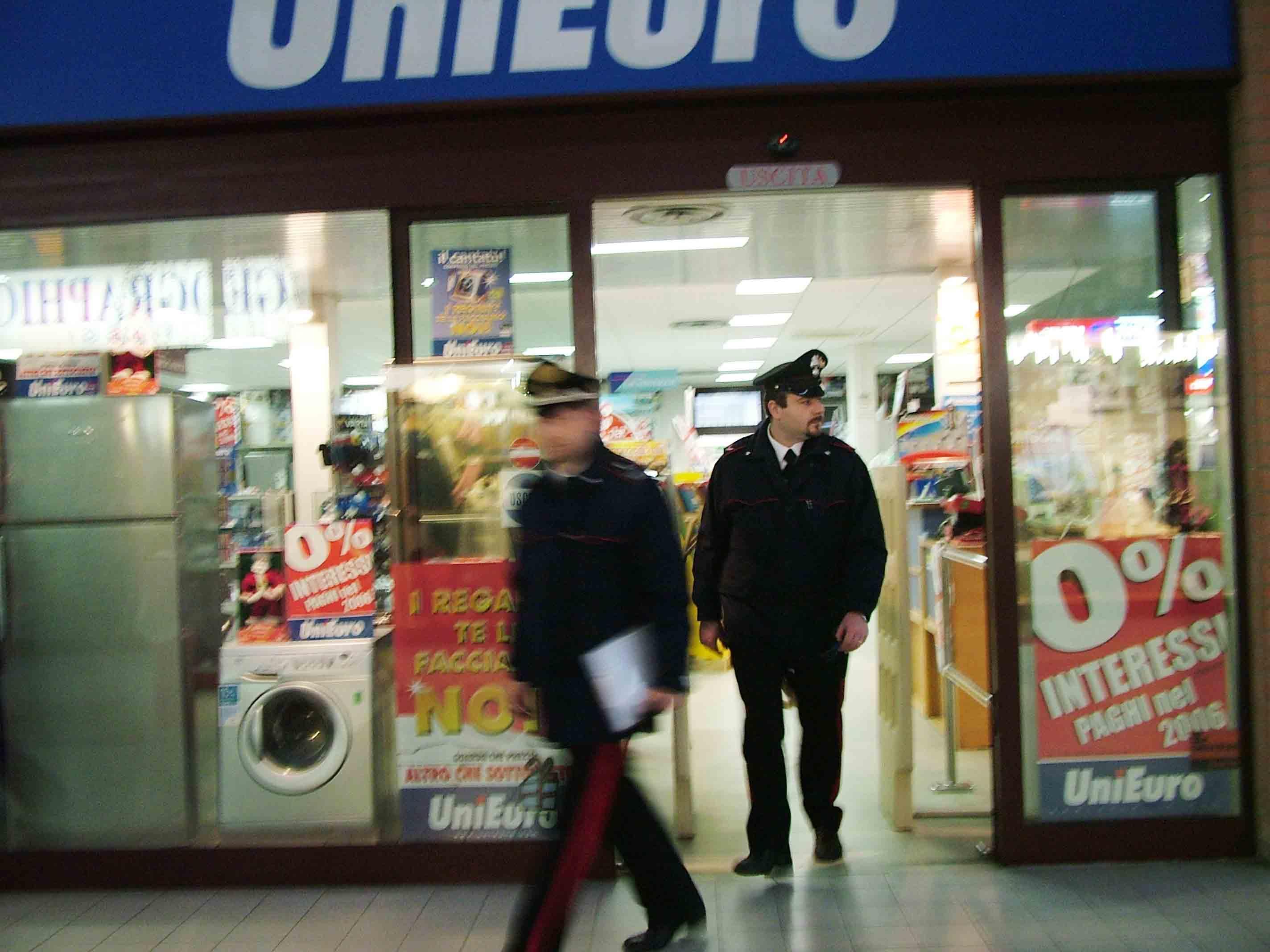 Furto di pc e smartphone all'Unieuro