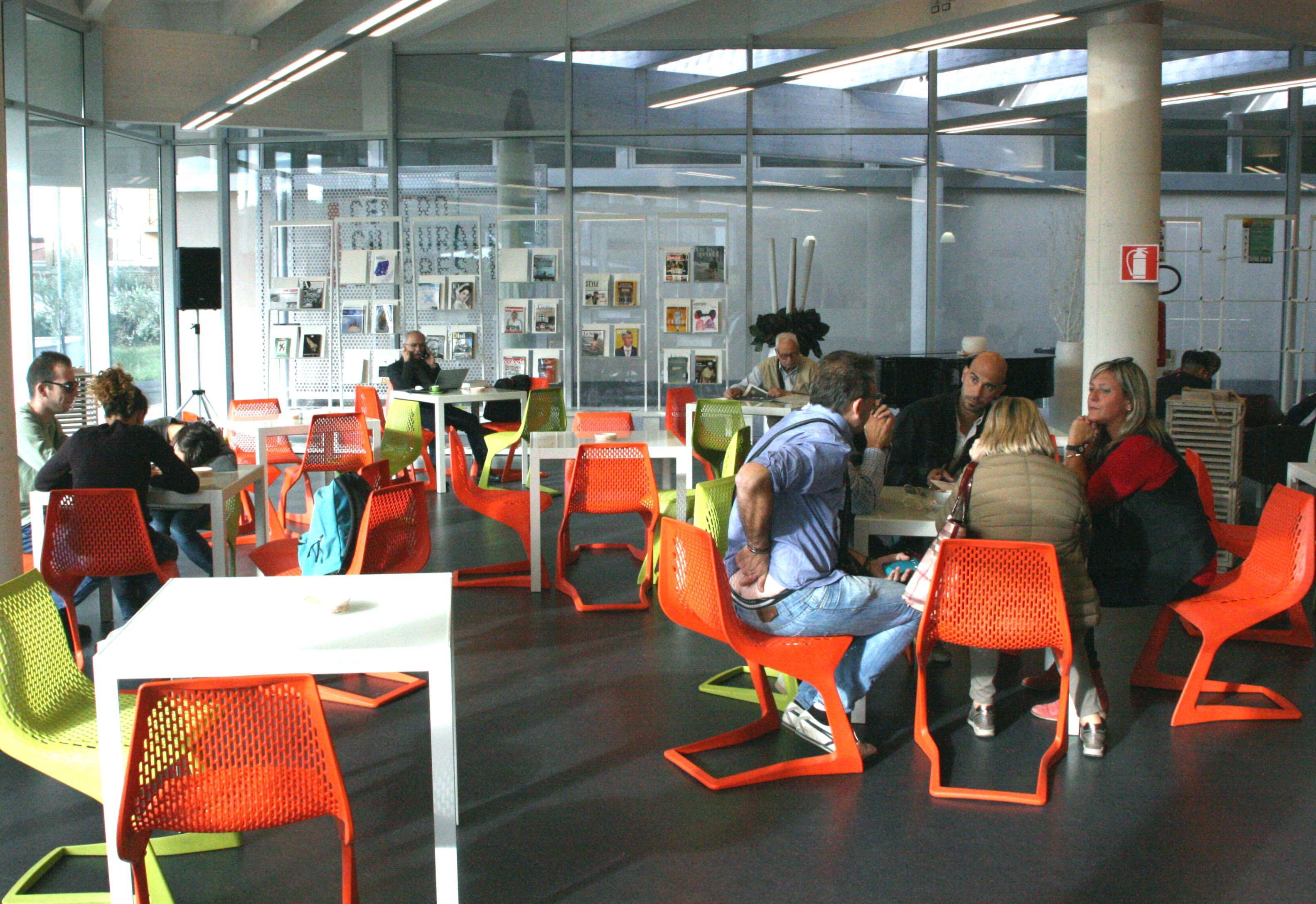 Cittadini all'interno del centro Le Creste (foto d'archivio)