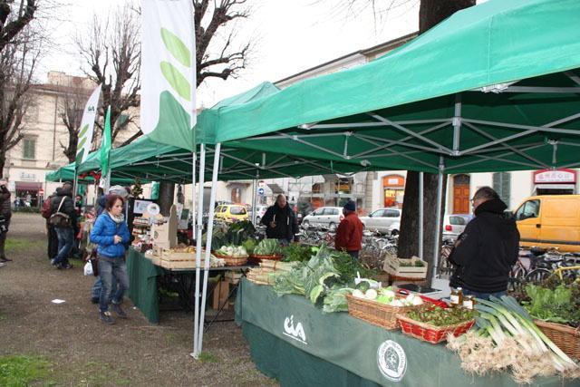 Il mercato degli agricoltori in piazza Don Minzoni 