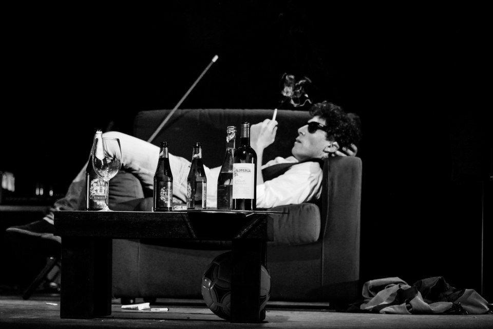 Nicola Pecci in una scena dello spettacolo (foto di Saveria Pardini)