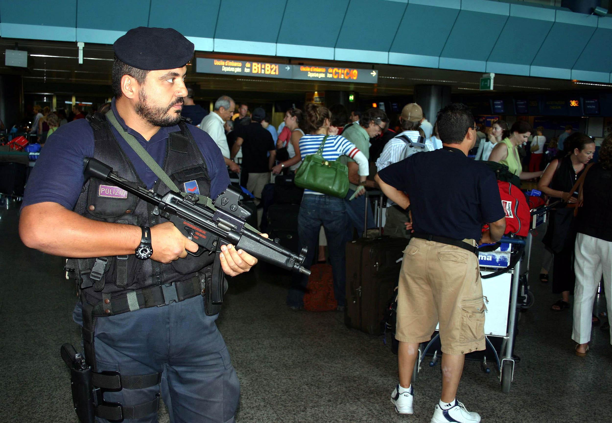 Agenti senza giubbotti antiproiettili