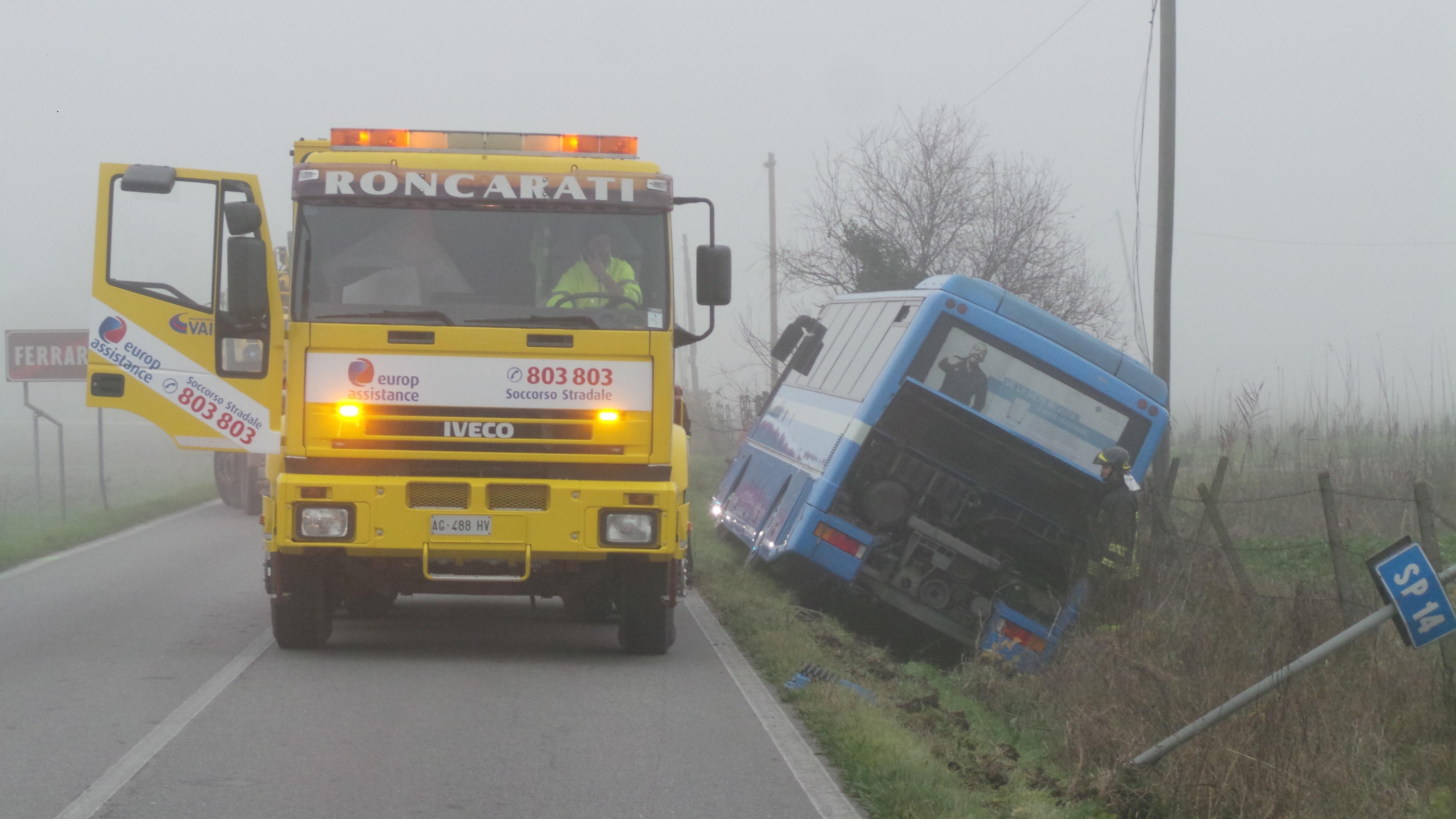 Pullman di Tper ribaltato sul fianco