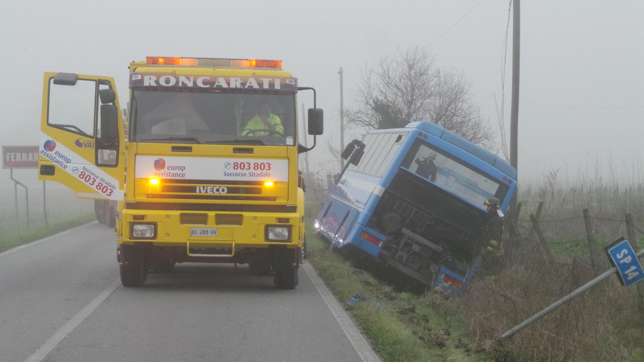 Pullman di Tper ribaltato sul fianco