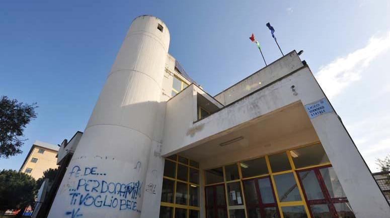 L'edificio che ospita i licei (foto PaBar)