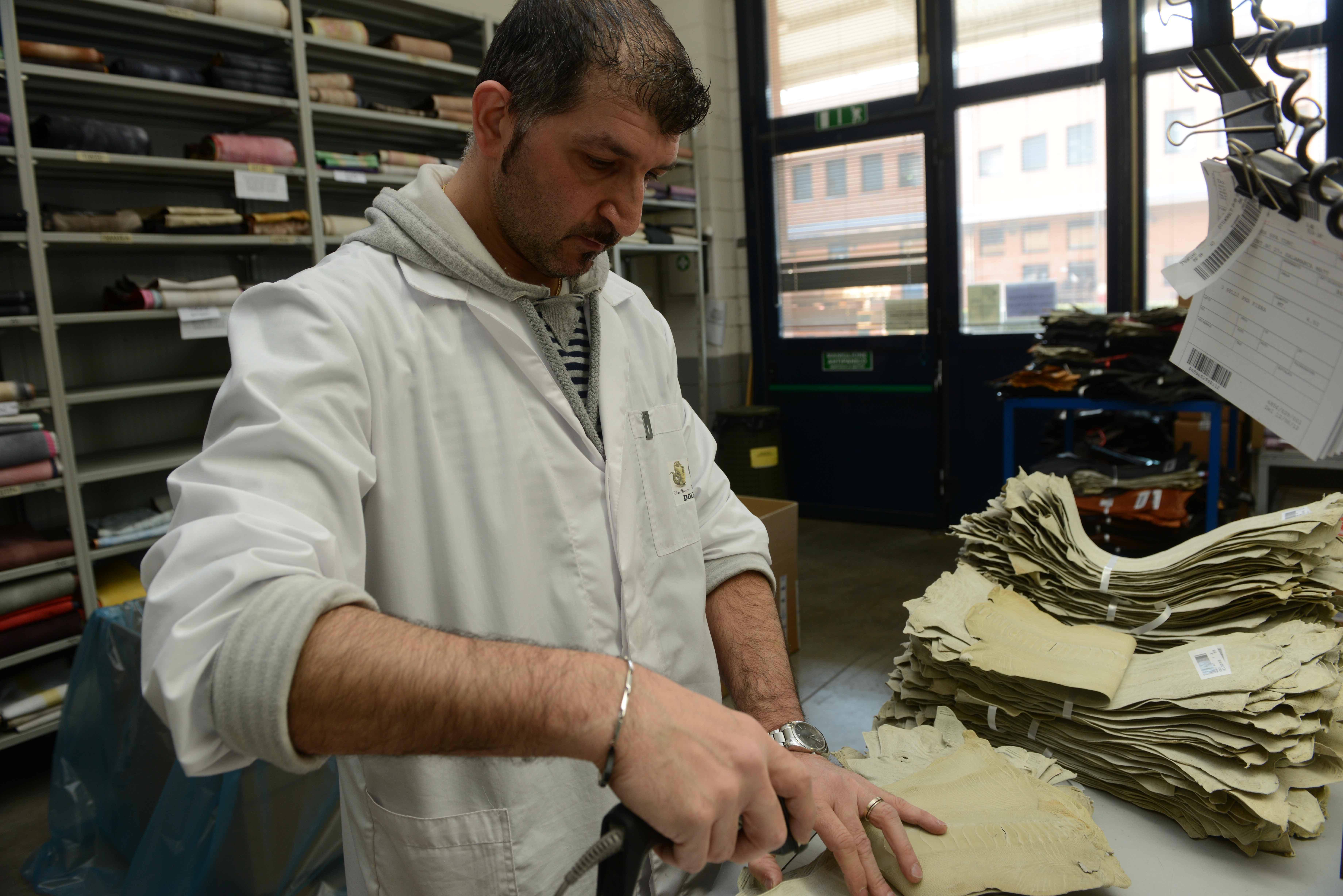 Lavorazione delle pelli in un laboratorio artiginale (foto Franco Silvi)