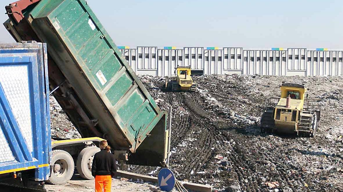 Dipendenti Geofor al lavoro all'impianto al Gello di Pontedera (foto Franco Silvi)