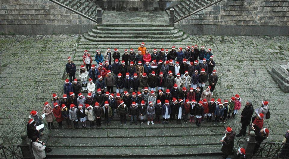 I bambini vestiti da Babbo Natale sulla scalinata del Santissimo Crocifisso
