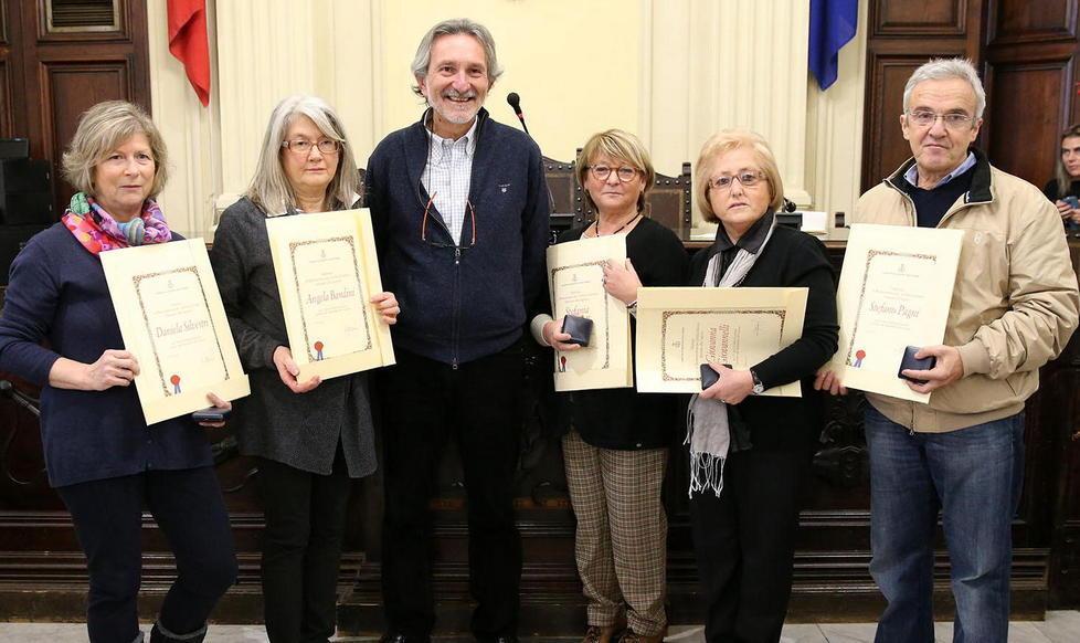La premiazione da parte del sindaco Bellandi dei dipendenti ocmunali in pensione (Foto Nucci)