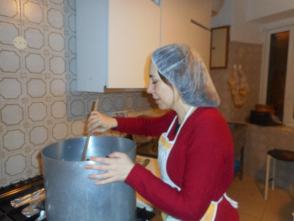 Una volontaria ai fornelli
