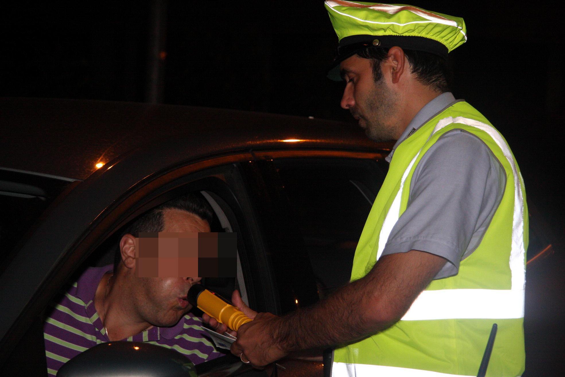 Un test alcolemico sul conducente di un'auto 