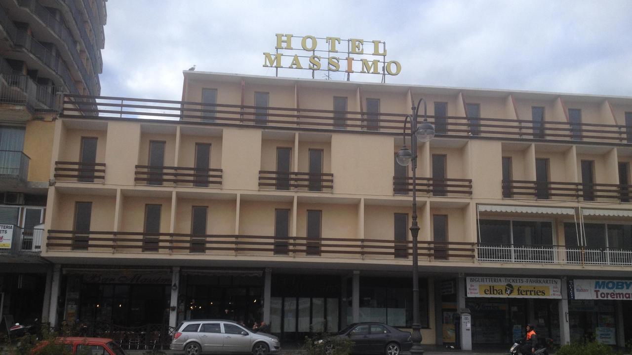 La facciata dell'Hotel Massimo