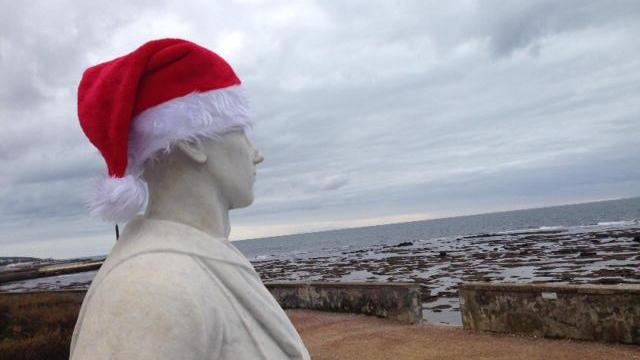La statua del marinaio con il cappello di Babbo Natale
