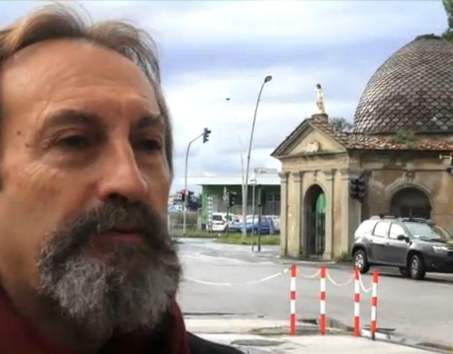 Lo storico Michele Montanelli vicino alla cappella di San Micheletto