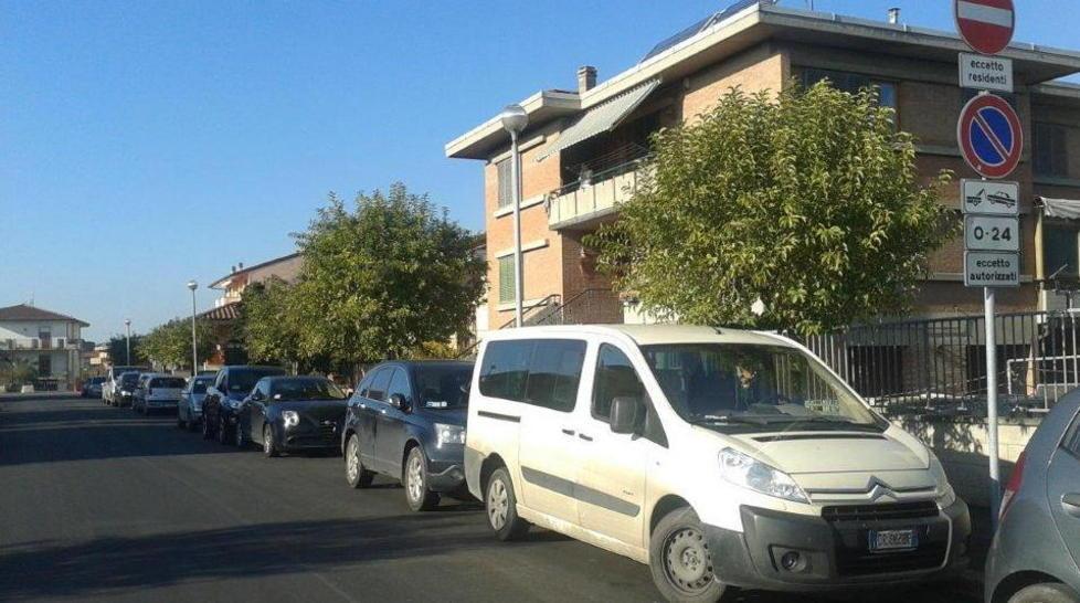 Parcheggi selvaggi nella zona della piscina 