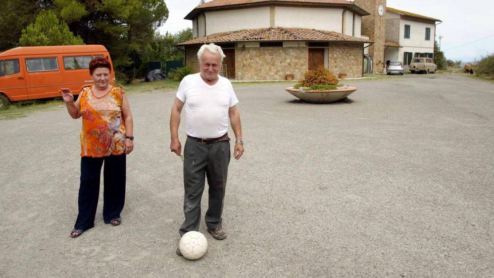Oggi l’addio al prete-calciatore Sughera piange don Francesco 