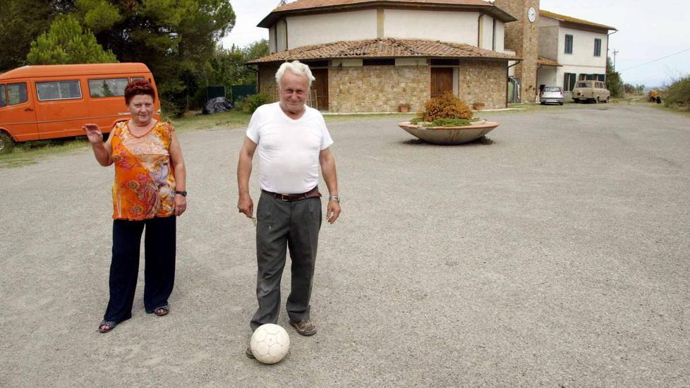 Oggi l’addio al prete-calciatore Sughera piange don Francesco