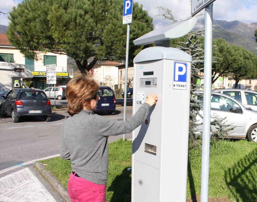 Parcheggi blu alla piscina «Più cari dei corsi di nuoto» 